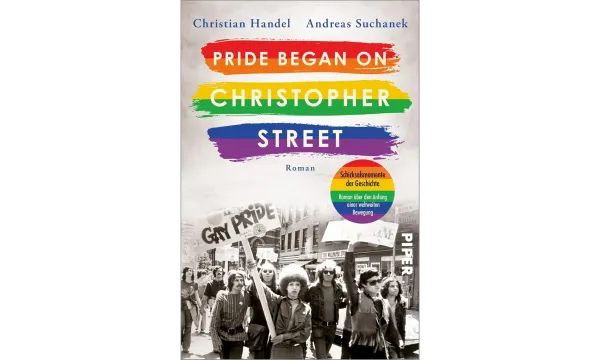 Cover des Buches. Eine Regenbogenfahne mit dem Buchtitel. Ein Aufkleber verweist auf die Reihe. Darunter ein Photo von protestierenden Menschen mit Schild "Gay Pride".